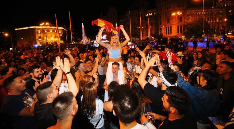 Fußball, Real Madrid Fans feiern den Gewinn der Champions League am Plaza de Cibeles