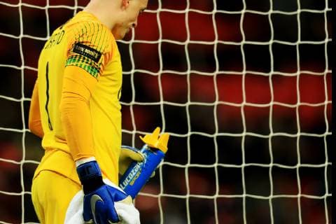 Fußball, Englands Torwart Pickford mit Elfmeter-Tipps auf der Trinkflasche