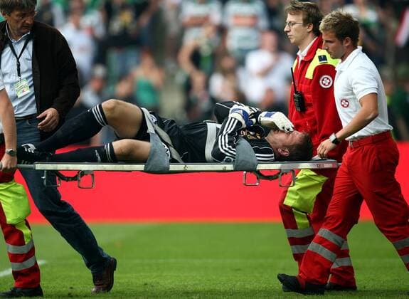 Fußball, Österreich, Bundesliga, Rapid Wien - FK Austria Wien, Rapids Torwart Georg Koch wird von einem Böller verletzt