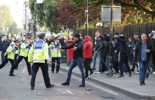 Fußball, Champions League, Ajax-Fans geraten mit Polizei aneinander