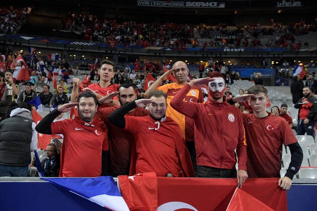 Fußball, EM Quali, Frankreich - Türkei, Türkische Fans zeigen Militärgruß