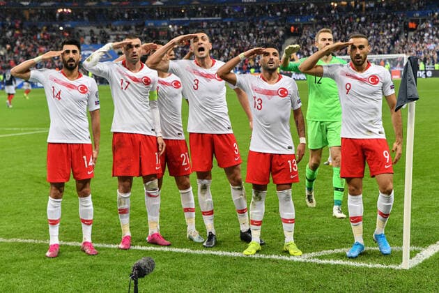 Fußball, EM Quali, Frankreich - Türkei, Türkische Spieler salutieren nach Ausgleich