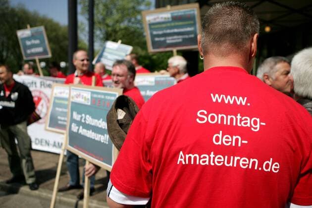 Fußball, Protestaktion der Amateure gegen das geplante Bundesligaspiel am Sonntagnachmittag