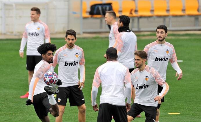 Fußball, Fünf Spieler des FC Valencia positiv auf Coronavirus getestet
