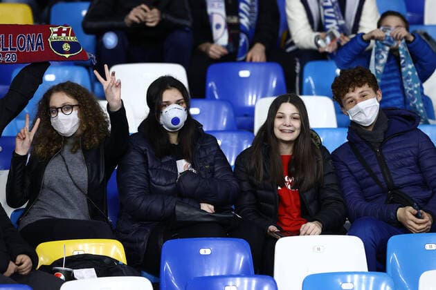 Fußball, CL, SSC Neapel - FC Barcelona, Fans tragen Schutzmaske gegen Coronavirus