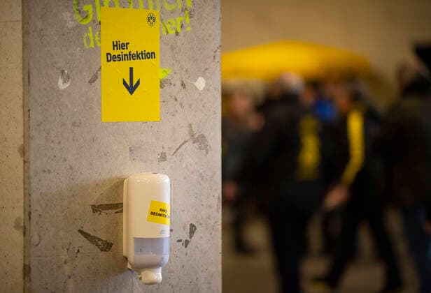 Fußball, Borussia Dortmund, Desinfektions Spender wegen Coronavirus im Stadion