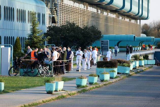 Coronavirus in Kroatien, Dinamo Zagreb Fans helfen im Krankenhaus in Zagreb