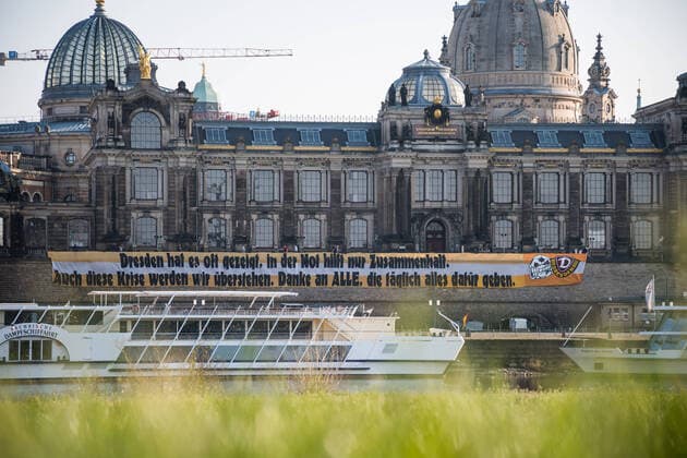 Coronavirus, Spruchband der Ultras von Dynamo Dresden an der Brühlschen Terrasse