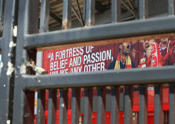 Fußball, Wegen Coronavirus geschlossenes Anfield Stadion des FC Liverpool