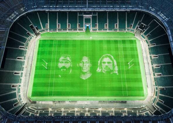 Riesen-Portraitkunst auf Rugbyfeld im Twickenham Stadion