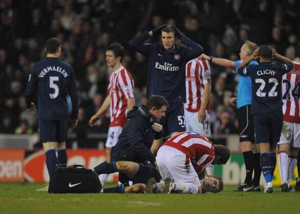Fußball, England, Premier League, Stoke City - FC Arsenal 1:3 - schwere Verletzung von Aaron Ramsey