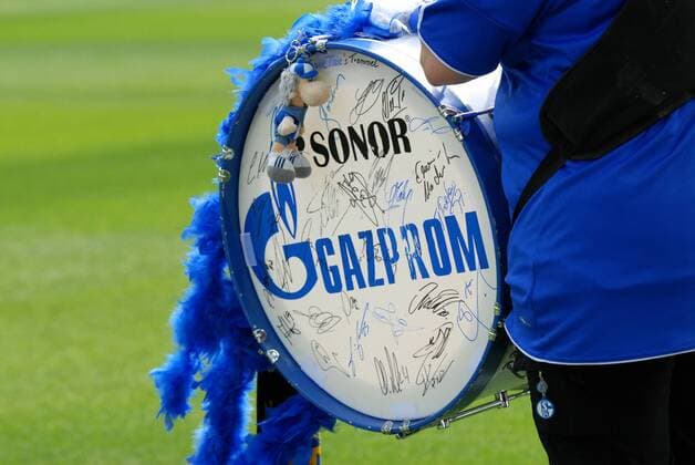 Fußball, FC Schalke 04, Sponsor Gazprom unterstützt den Verein offenbar auch in der 2. Bundesliga