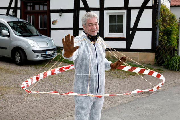 Coronavirus, Bodyart-Künstler Jörg Düsterwald im Corona-Krisen-Outfit
