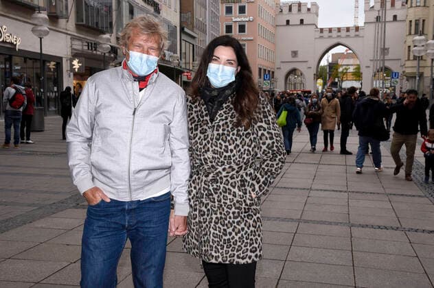 Coronavirus in Bayern, Alexandra Polzin und Gerhard Leinauer beim Shopping in München