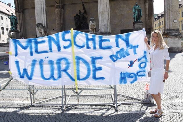Coronavirus in Bayern, Sina Bodden organisiert Demostration fuer Freiheit -Menschenwürde in München