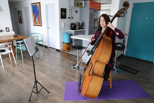 Coronavirus in Kolumbien, Monica Suarez spielt Online Konzert aus ihrem Wohnzimmer in Bogota
