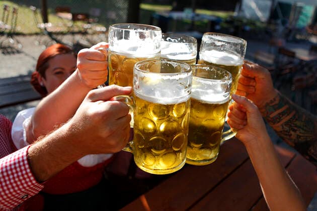 IMAGO Creative, Sommer, Biergarten besuchen