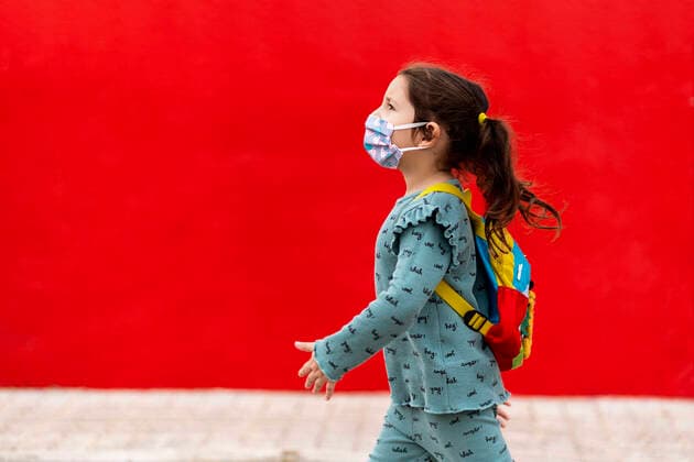 Coronavirus, Kinder tragen Mundschutzmasken im Alltag