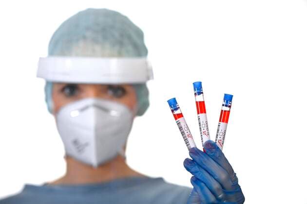 Coronavirus Symbolbilder - Impfstoff, Pflegepersonal, Corona-Test