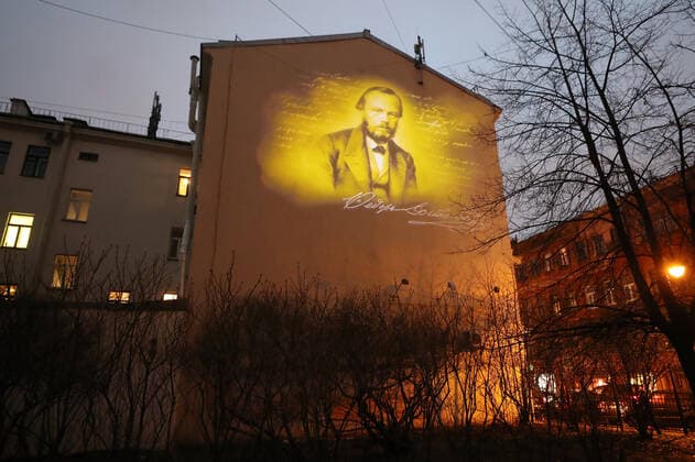 Russland, Porträt von Fjodor Dostojewski auf Hauswand in Sankt Petersburg projiziert