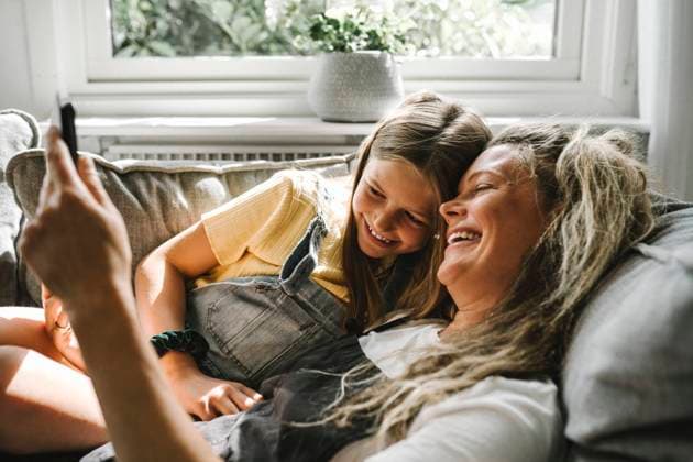 IMAGO Creative, Sommer, Zuhause auf dem Sofa