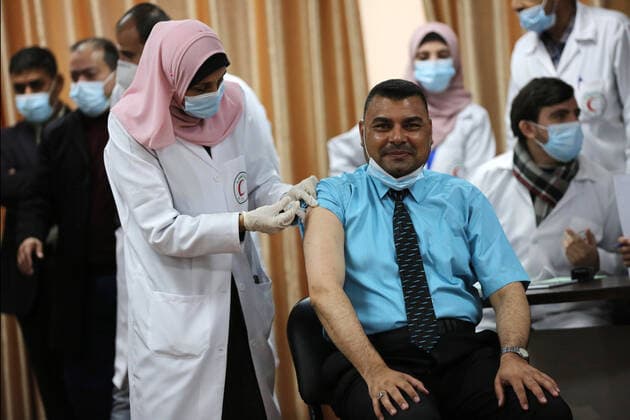 Coronavirus in Palästina, Ärzte erhalten im Gesundheitsministerium in Gaza-Stadt ihre erste Impfung