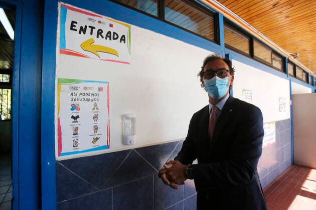 Coronavirus in Chile, Bildungsminister Raul Figueroa besucht Jose Bernardo Suarez Schule in Santiago