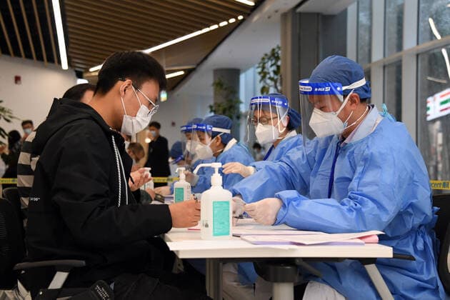 Coronavirus in China, Arbeit im Impfzentrum in Haidian, Peking