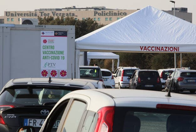 Coronavirus in Italien, Drive in Impfzentrum für Schulpersonal in Rom