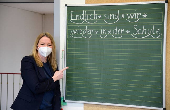 Coronavirus im Saarland, Bildungsministerin Streichert-Clivot besucht Schule in Lautzkirchen