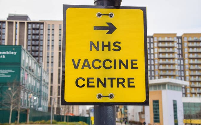 Coronavirus in Großbritannien, Parlament stimmt für Impfpflicht von Pflegekräften - Archivbilder