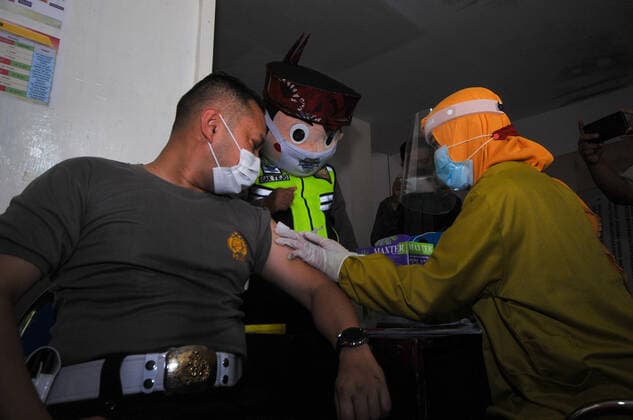 Coronavirus in Indonesien, Impfung von Polizeipersonal in Surabaya