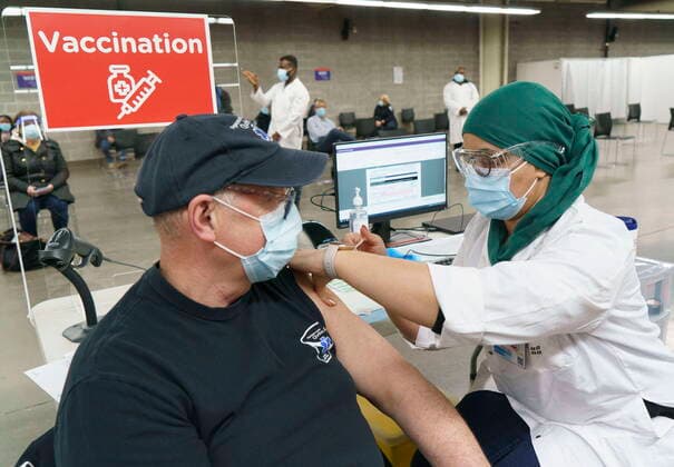 Coronavirus in Kanada, Impfzentrum im Olympiastadion Montreal