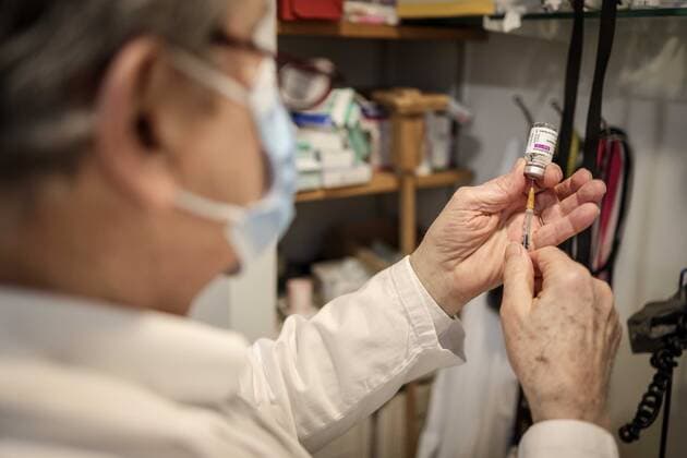Coronavirus in Frankreich, Allgemeinarzt in Clamart verabreicht AstraZeneca Impfungen