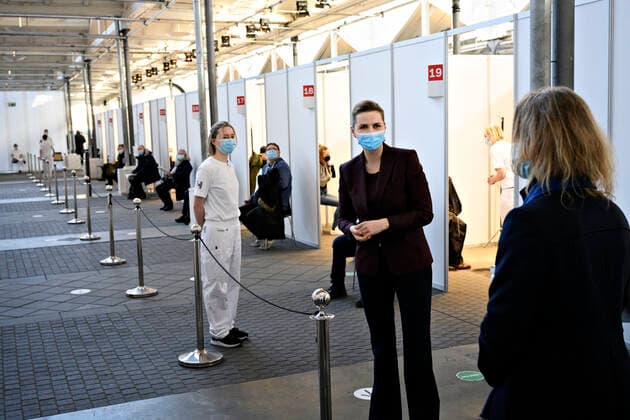 Coronavirus in Dänemark, Mette Frederiksen besucht Impfzentrum in Kopenhagen