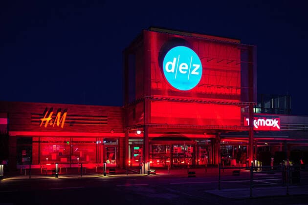 Coronavirus in Hessen, Das Leben gehört ins Zentrum - Rot beleuchtete Einkaufszentren in Kassel
