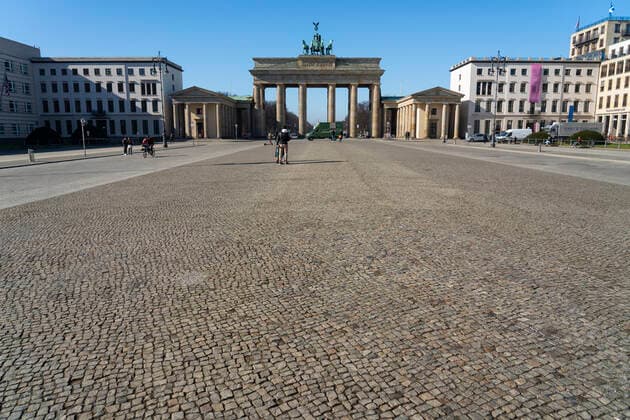 Coronavirus in Berlin, Fast menschenleerer Pariser Platz vor dem Brandenburger Tor