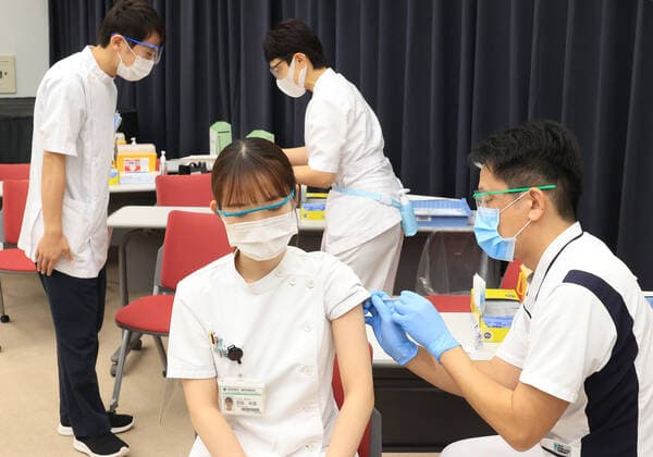 Coronavirus in Japan, Impfung von Gesundheitsmitarbeitern in Tokio