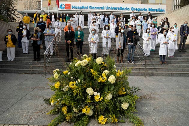 Coronavirus in Spanien, Krankenhauspersonal gedenkt der Pandemie-Opfer in Madrid