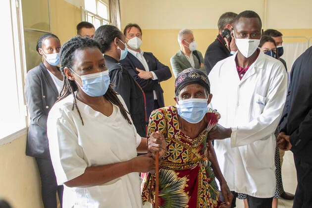 Coronavirus in Ruanda, Charles Michel bei einer Impfung in Bugesera