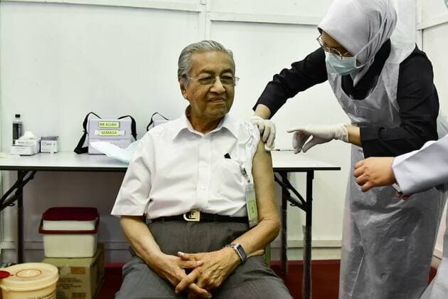 Coronavirus in Malaysia, Impfung von Premier Mahathir Mohamad in Langkawi