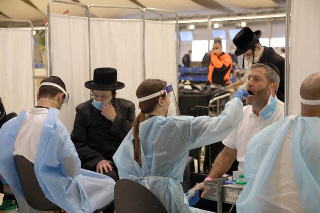 Coronavirus in Israel, Passagiere werden am Flughafen Ben Gurion in Tel Aviv getestet