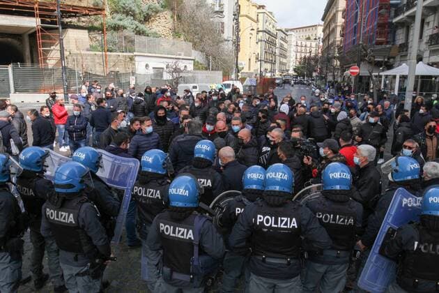 Coronavirus in Italien, Protest gegen Corona-Maßnahmen in Neapel