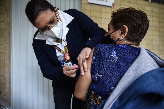 Coronavirus in Mexiko, Senioren lassen sich in Xalapa impfen