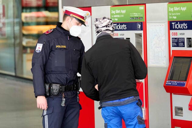 Coronavirus in Österreich, Polizei kontrollieren Reisende am Hauptbahnhof in Wien