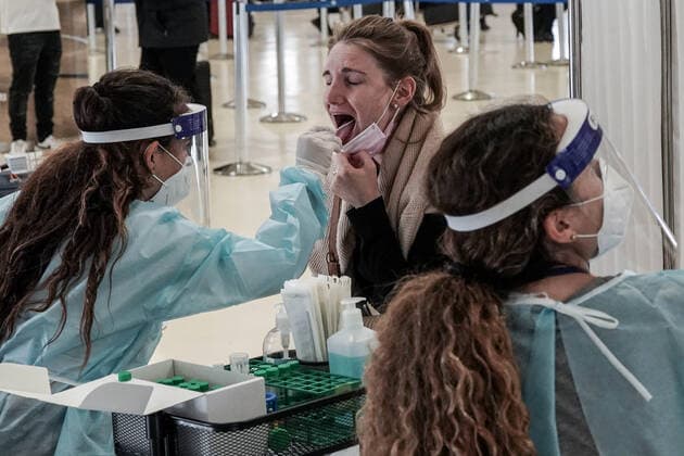 Coronavirus in Israel, Passagiere werden am Flughafen Ben Gurion in Tel Aviv getestet