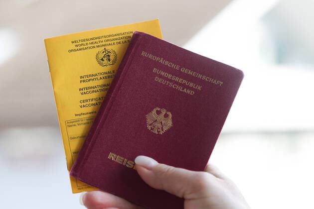 Sommerurlaub 2021 trotz Coronavirus - Reisepass und Impfpass Symbolbilder