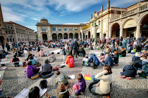 Coronavirus in Italien, Eltern und Kinder demonstrieren gegen Corona-Maßnahmen in Bergamo