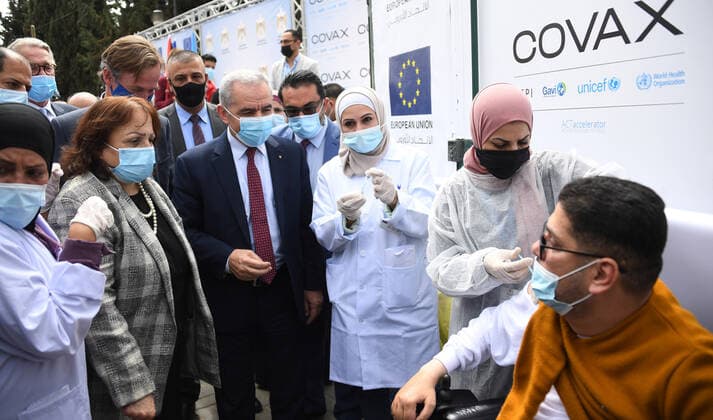 Coronavirus im Westjordanland, Premierminister Mohammed Ishtayeh bei Impfstart in Ramallah