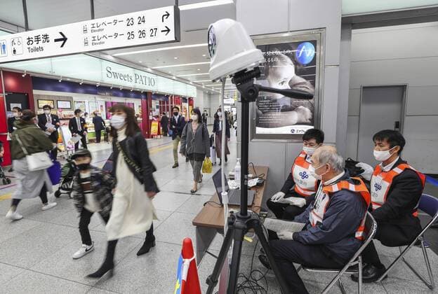 Coronavirus in Japan, Kontrollen an einem Bahnhof in Osaka nach Aufhebung des Notstands
